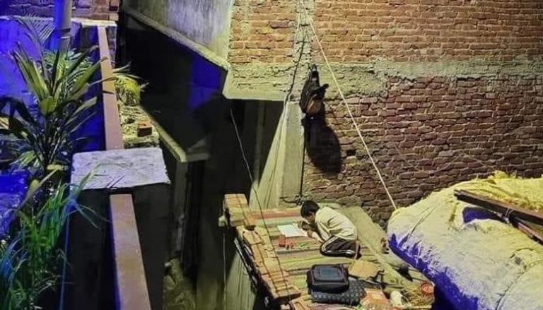 صورة صبي مصري يدرس على نور