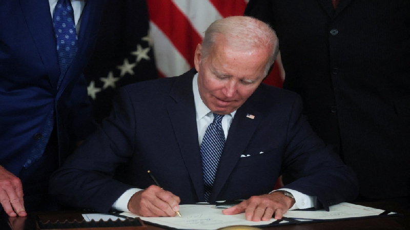 بايدن: إنتاج أشباه الموصلات قضية أمن