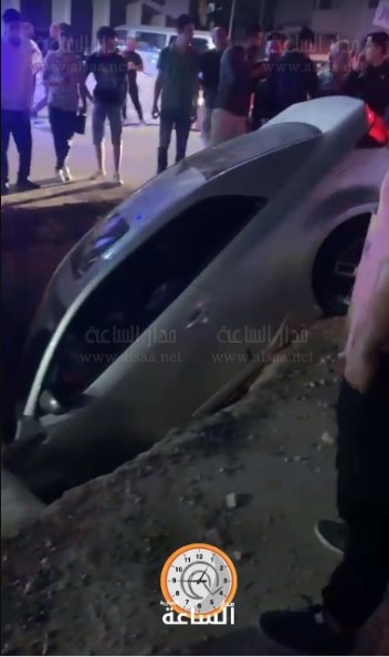 امر غريب.. مركبة تسقط داخل حفرة