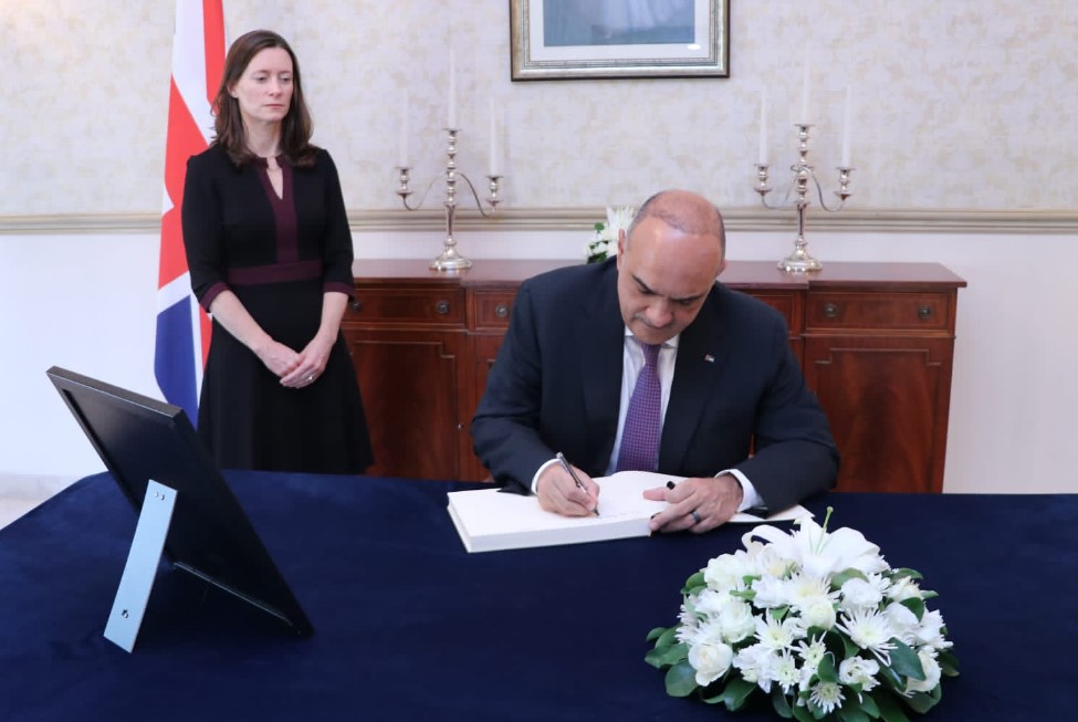 الخصاونة في السفارة البريطانية لهذا السبب