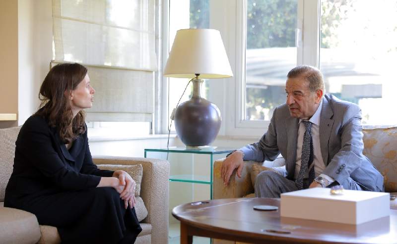 الدغمي يزور السفارة البريطانية معزيا بوفاة