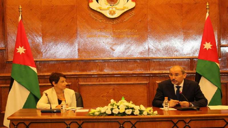 وزير الخارجية يبحث أطر تعزيز التعاون