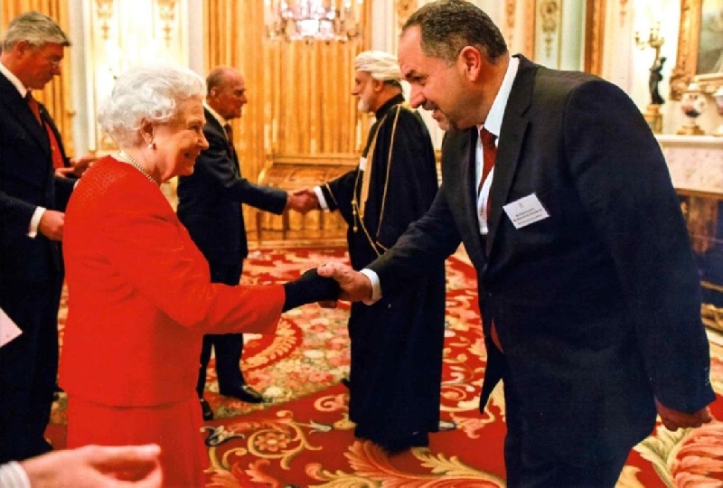 التلهوني في صورة مع الملكة اليزابيث