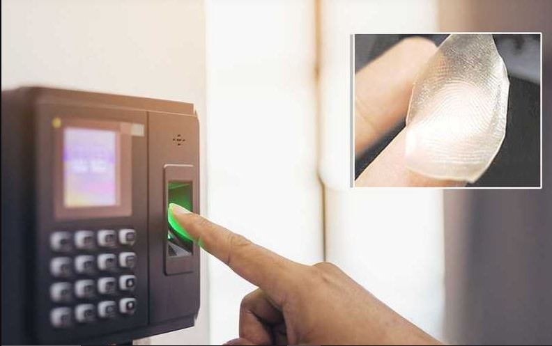 100 موظف يعيدون رواتبهم إلى خزانة