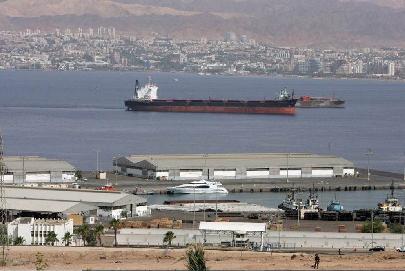 جنوح باخرة على شاطئ اليمنية في