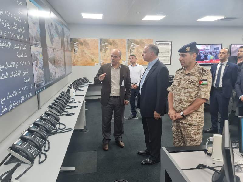 نائب الملك يتابع عمليات الإنقاذ والإخلاء