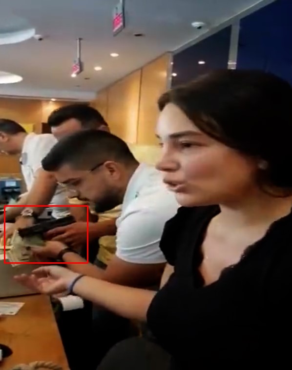لبنان.. مودعون بينهم امرأة يقتحمون بنكا