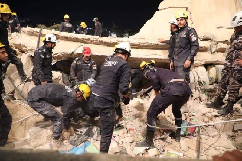 إنقاذ شخص من تحت أنقاض العمارة