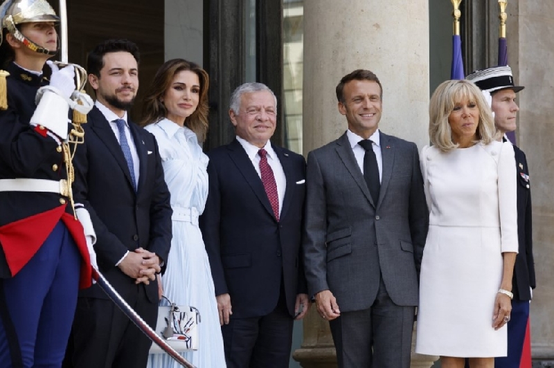 الملك يلتقي ماكرون في باريس