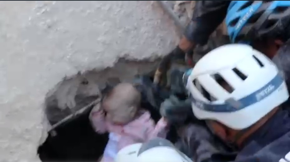 لحظة اخراج الطفلة ملاك من تحت