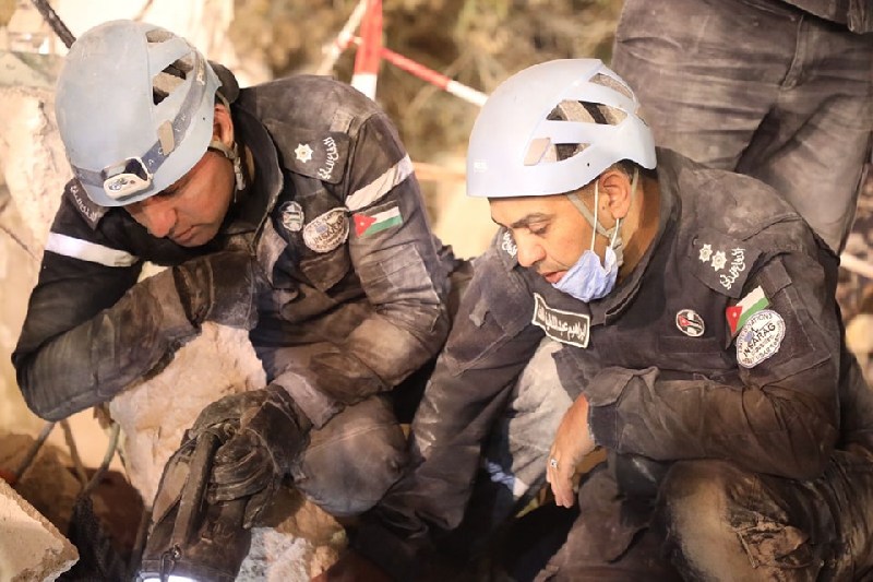 توسيع أعمال البحث عن محاصرين تحت