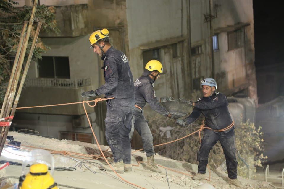 الأمن يبث صورا لفرق الانقاذ بعد