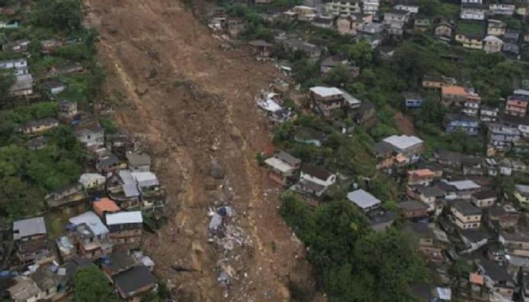 14 قتيلا إثر انهيار أرضي في