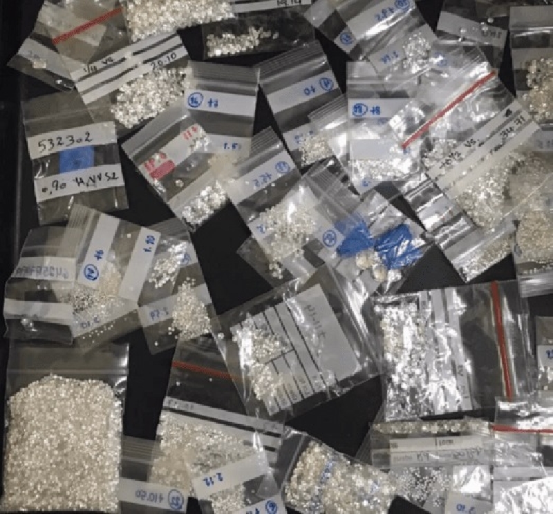 ضبط راكبة غطت جسدها بالألماس في