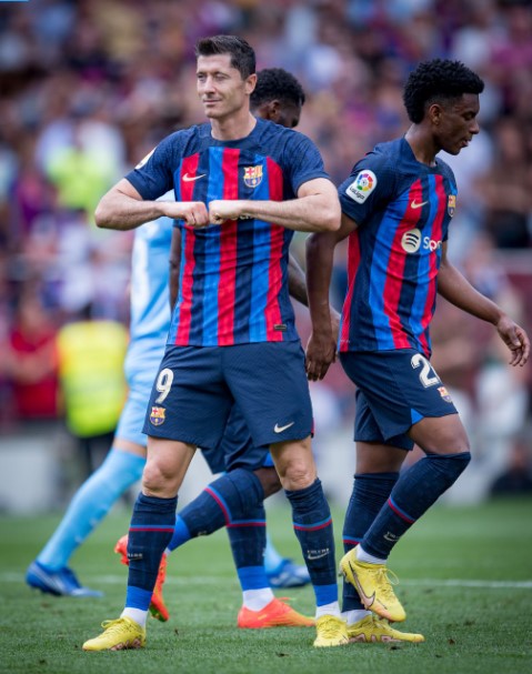 ليفاندوفسكي يواصل التألق مع برشلونة ويقوده