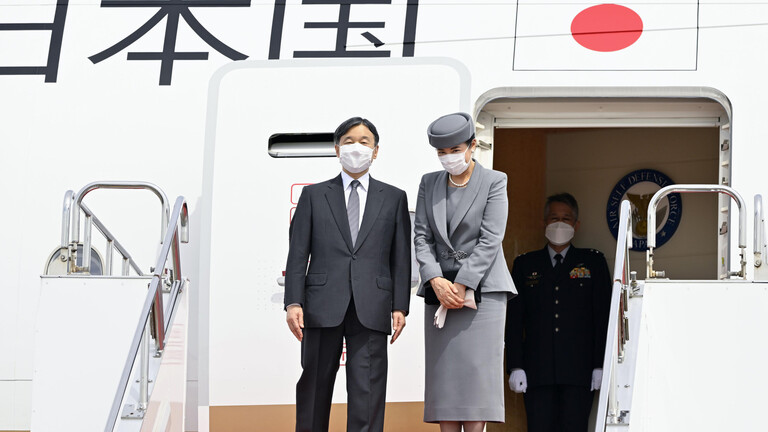 الإمبراطور الذي لا يشارك إلا في