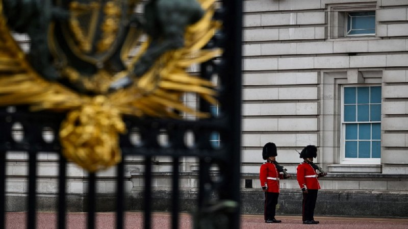 الملك والملكة وولي العهد يصلون إلى