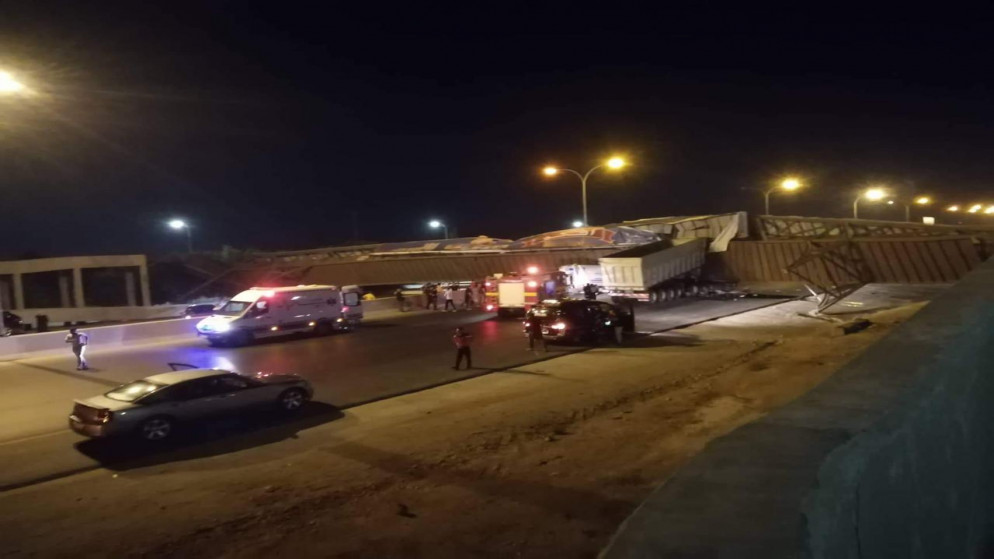 شاحنة وسيارة اسعاف تصطدمان بجسر مشاة