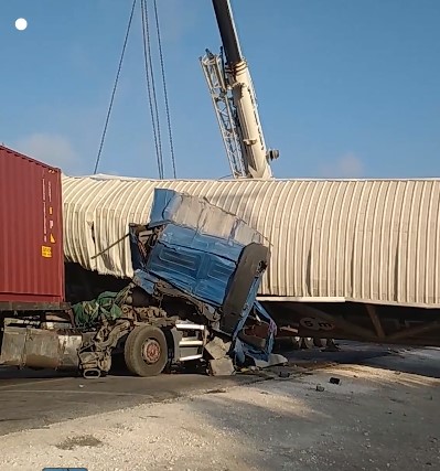 الكشف عن سبب اصطدام تريلا بجسر