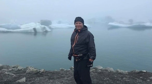 خمسيني يجري عبر آيسلاندا في 10