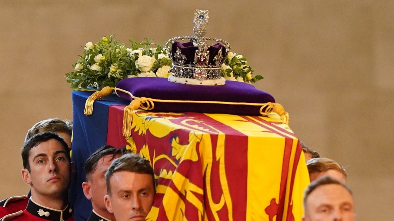 ماذا يوجد على نعش الملكة إليزابيث؟