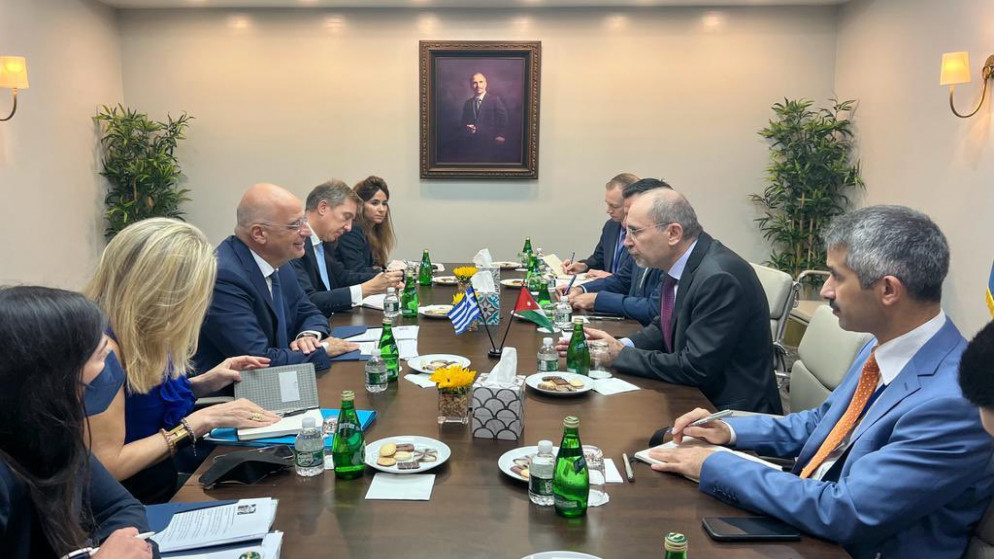 وزير الخارجية يبحث مع نظيره اليوناني