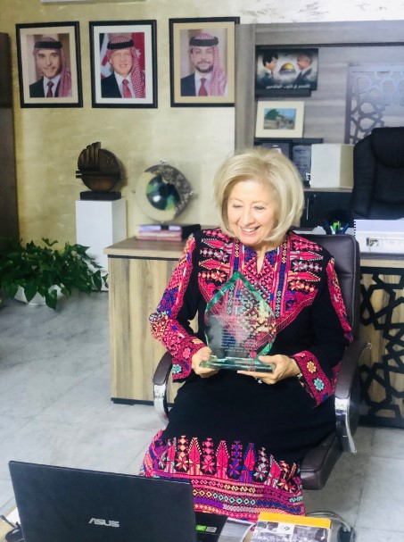 وزيرة الثقافة تتسلم جائزة السفير جون