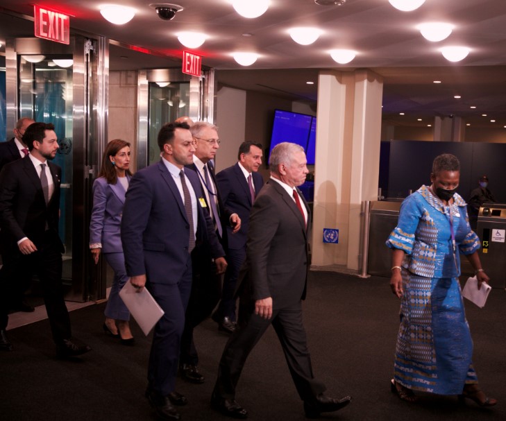 الملك وولي العهد يصلان إلى مقر