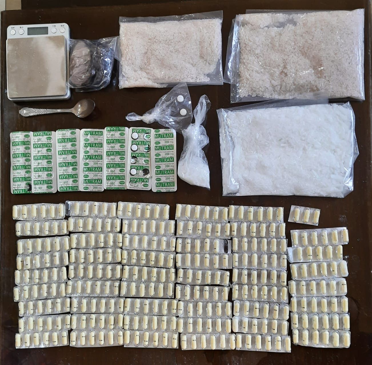 هؤلاء ال ١٠ بقبضة الامن (صور)