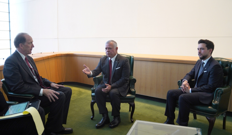 الملك يبحث جهود التحديث الاقتصادي مع