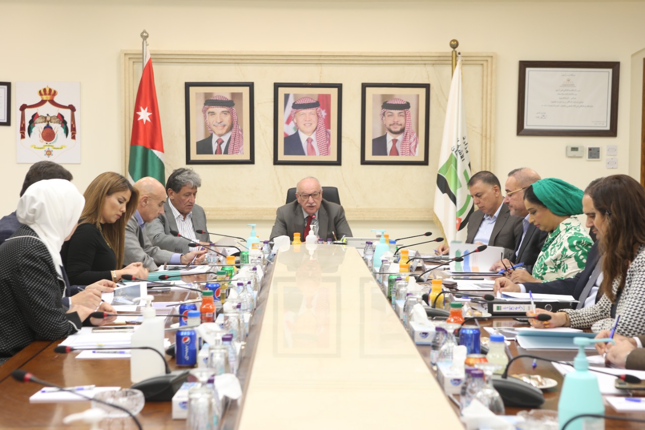 الكسبي: الحكومة ملتزمة بتسهيل إجراءات عبور