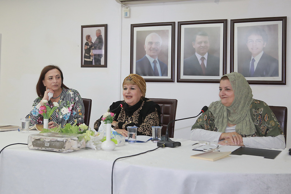 قرأ نقدية في مجموعة أوجاعي كلها،