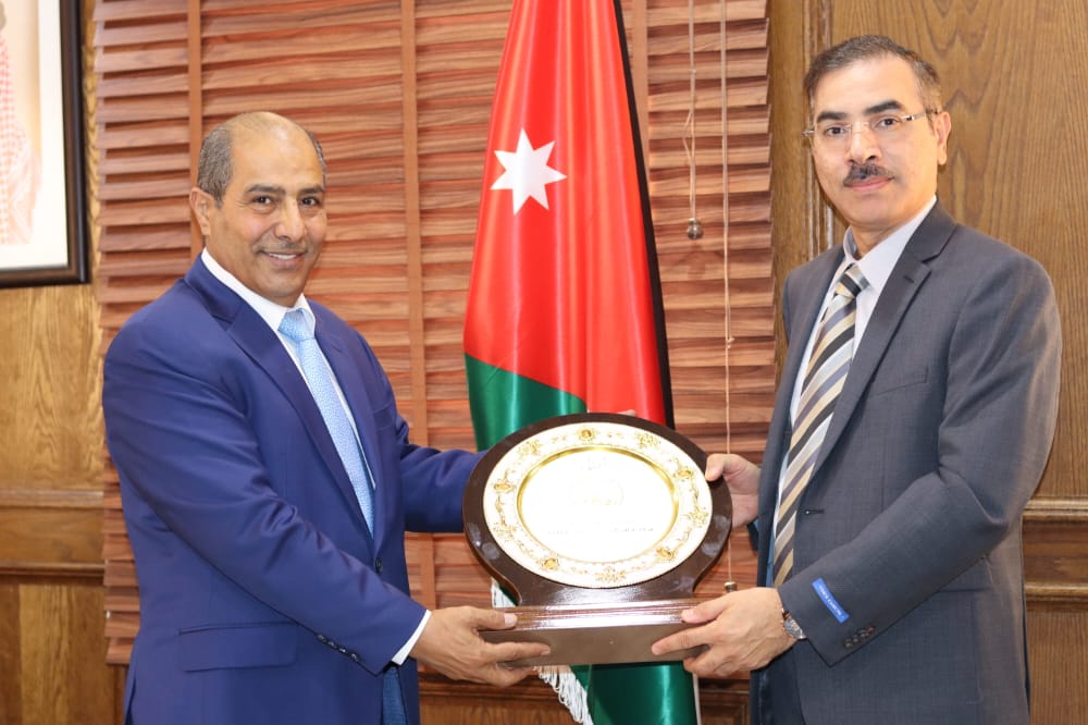 وفد بحريني يطلع على خطة التحول