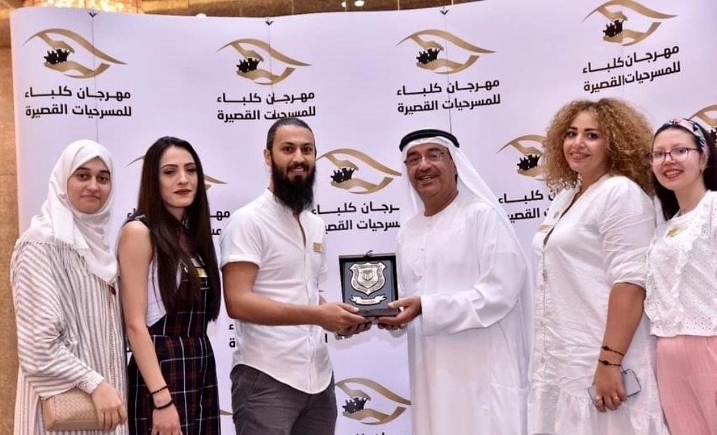 خريجو عمّان الأهلية يقدّمون درع الجامعة