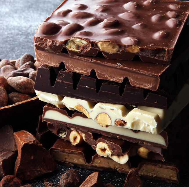 حجز 4500 عبوة منتج شوكولاتة مقلد