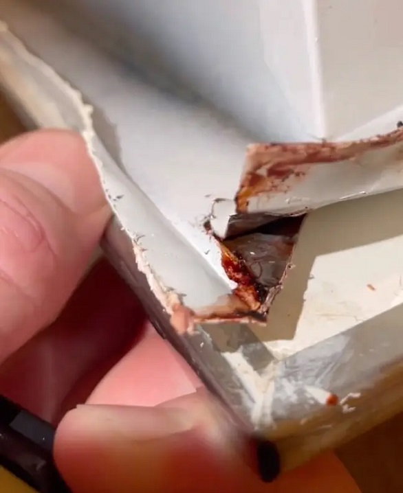 تتفاجأ بجدران حمامها تنزف دما.. والسبب؟