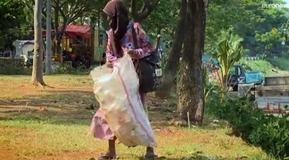 إندونيسية تعالج جبالا من النفايات البلاستيكية