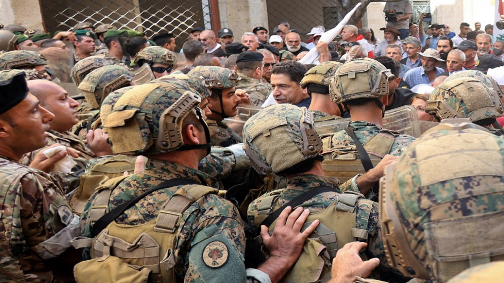 محتجون لبنانيون يخترقون طوقا أمنيا ويشتبكون