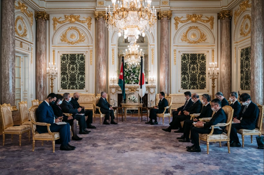 الملك يلتقي رئيس الوزراء الياباني في