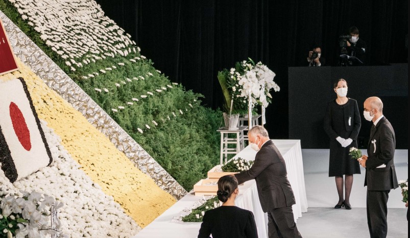 الملك يشارك في مراسم الجنازة الرسمية