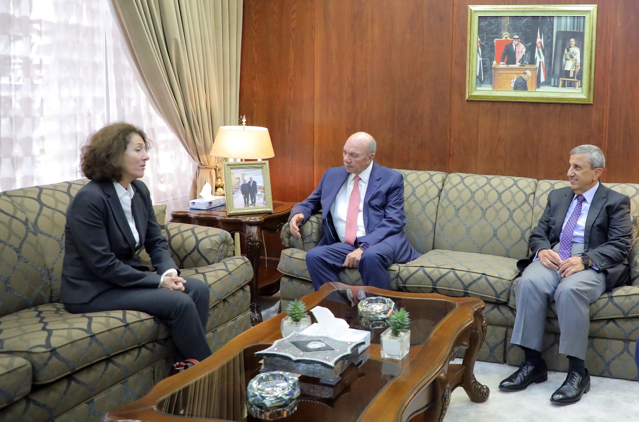 الفايز يلتقي السفيرة الفرنسية لدى المملكة