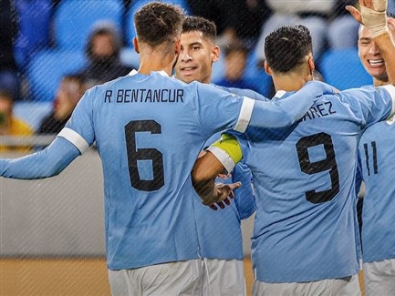 أوروغواي تنتصر على كندا بثنائية نظيفة