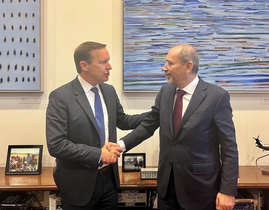 وزير الخارجية يجري لقاءات مع أعضاء