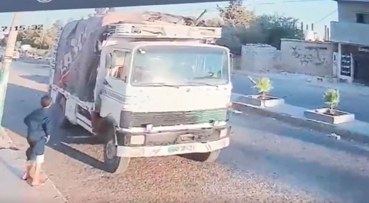 طفل معاني.. شمر عن ثوبه وقفز