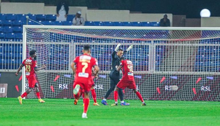 من المرمى للمرمى.. حارس الجزائر يسجل