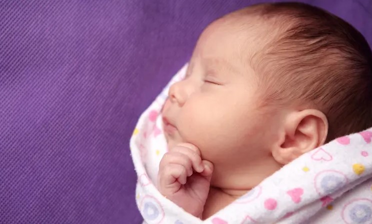 لضيق الحال.. مصريان يعرضان طفلتهما للبيع