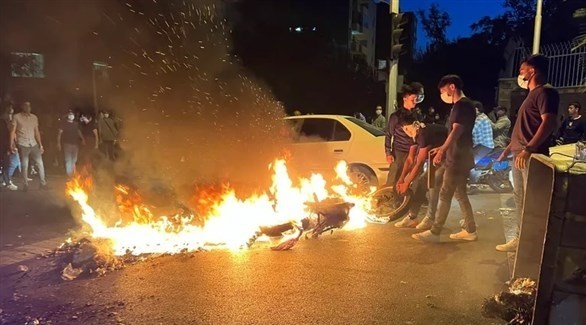 متظاهرون يهاجمون مقر صحيفة متشددة في