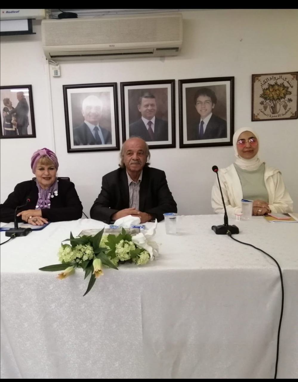 شاعرين يقرأ قصيدة شعرية في منتدى