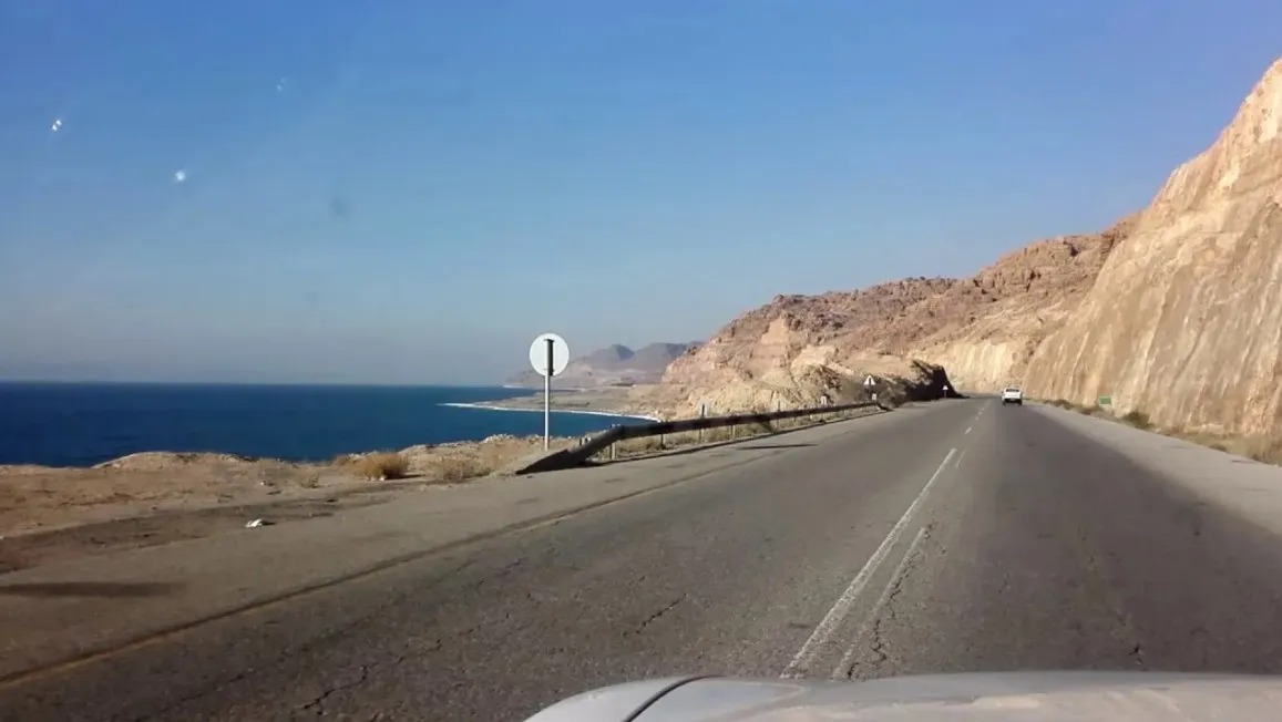 بدء صيانة طريق البحر الميت الموجب