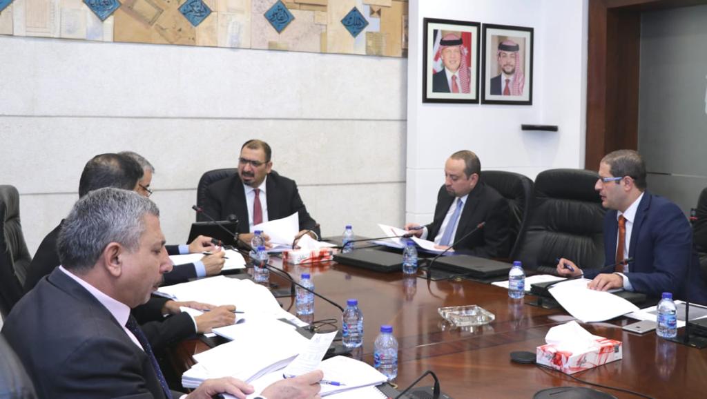 الحكومة تكشف مخالفات مالية وجمركية.. وتحيلها